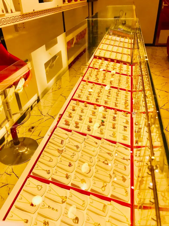 Tara gold jewellery store · Ranya