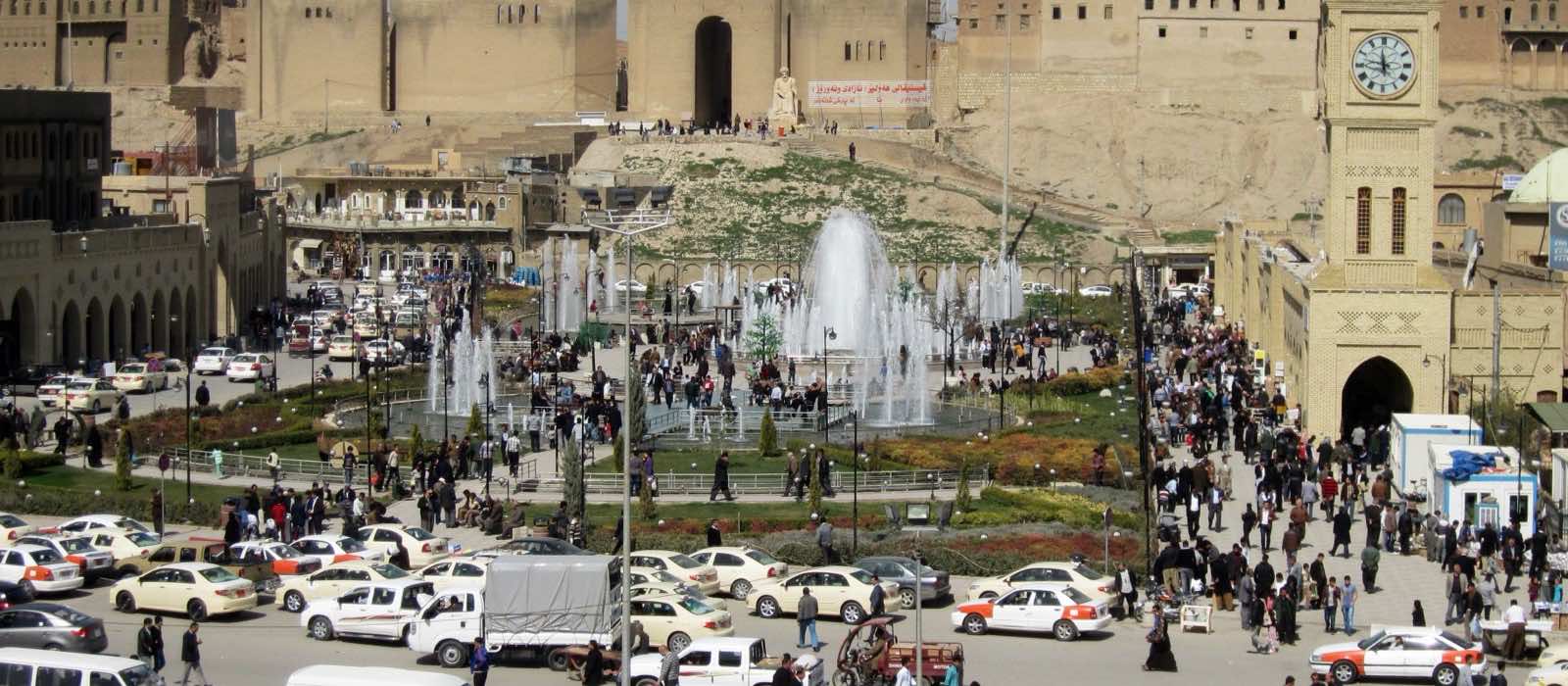Shar Park and the citadel above it in the centre of Erbil on a busy afternoon
